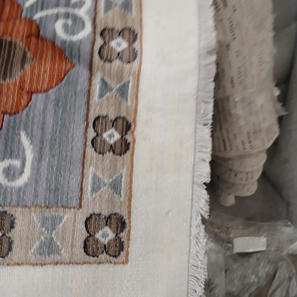 LARGE FLORAL PATTERNED RUG WITH CREAM BORDER AND TASSLE EDGE