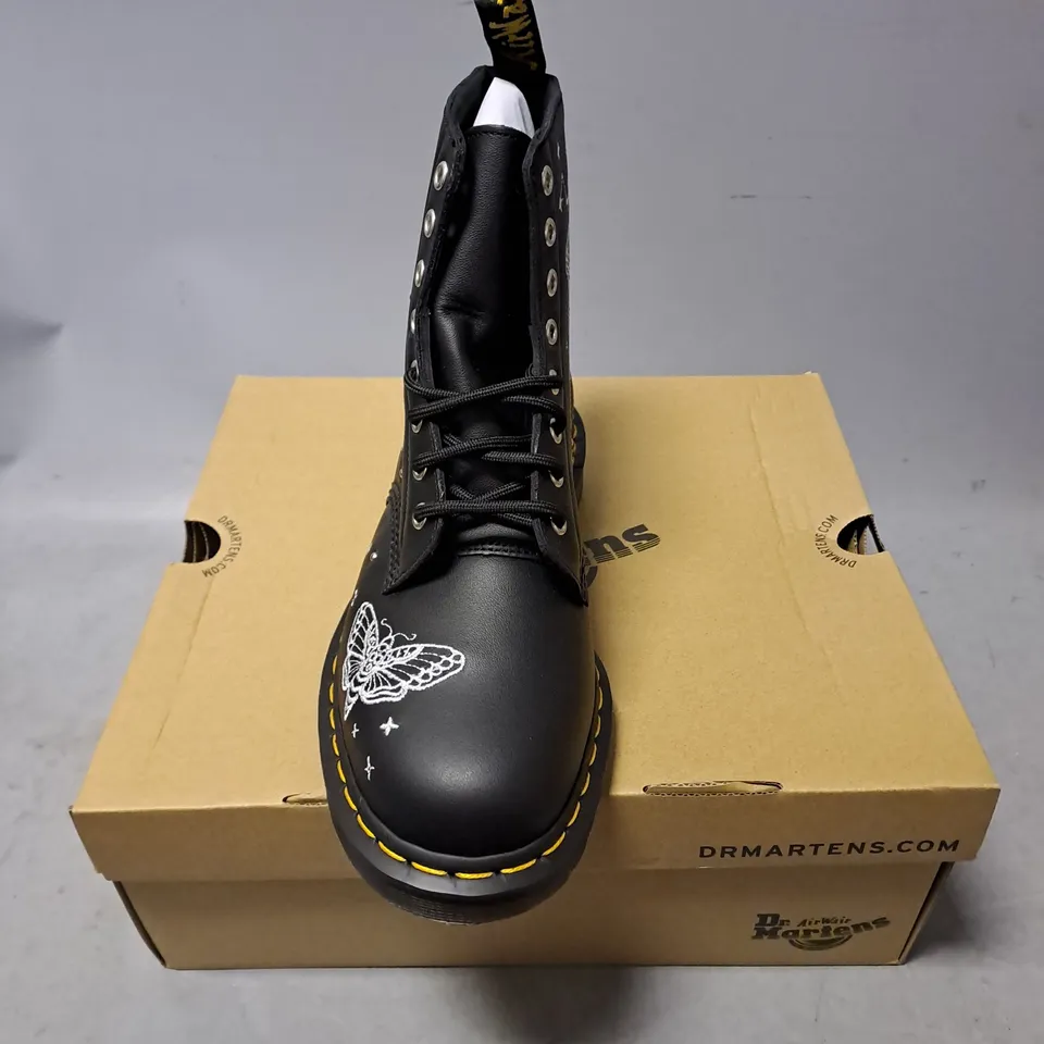 BOXED PAIR OF DR MARTENS CELESTIAL MOTH EMBROIDERED LACE UP BOOT IN BLACK SIZE 8