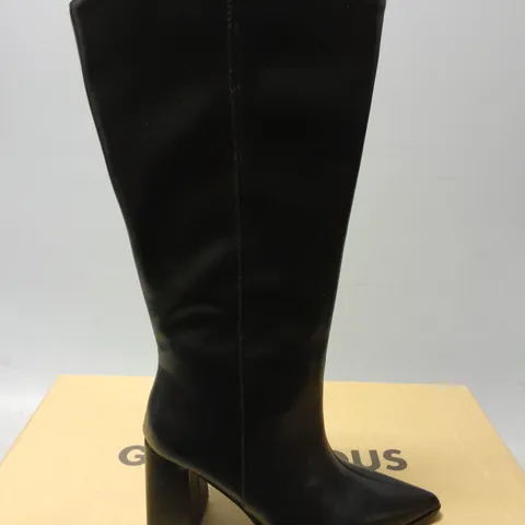 BOXED PAIR OF GLAMOROUS WOMENS POINTED TOE BLOCK HEEL KNEE HIGH BOOTS IN BLACK - SIZE 3