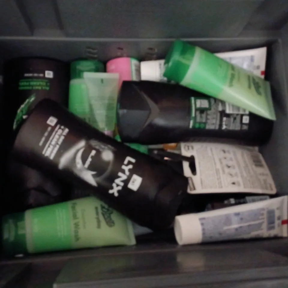 APPROXIMATELY 20 HEALTH AND BEAUTY PRODUCTS TO INCLUDE LYNX AFRICA SHOWER GEL, WILD DEODORANT REFILL AND A S STRIPED RED AND WHITE BOW