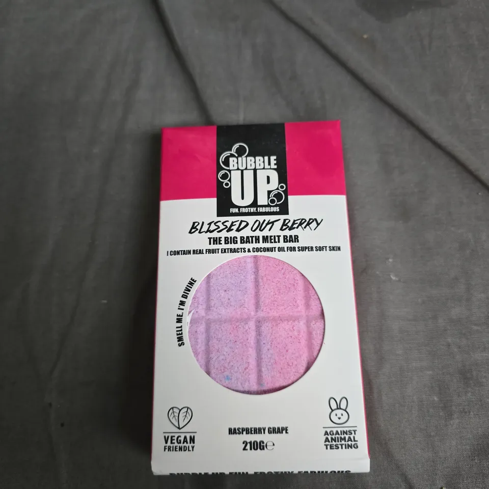 TOTE OF APPROXIMATELY 20 ASSORTED HEALTH/BEAUTY ITEMS TO INCLUDE: BODY BUTTER AND BATH MELT BAR 