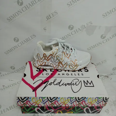SKECHERS LOS ANGELES TRAINER SIZE 6 IN WHITE 