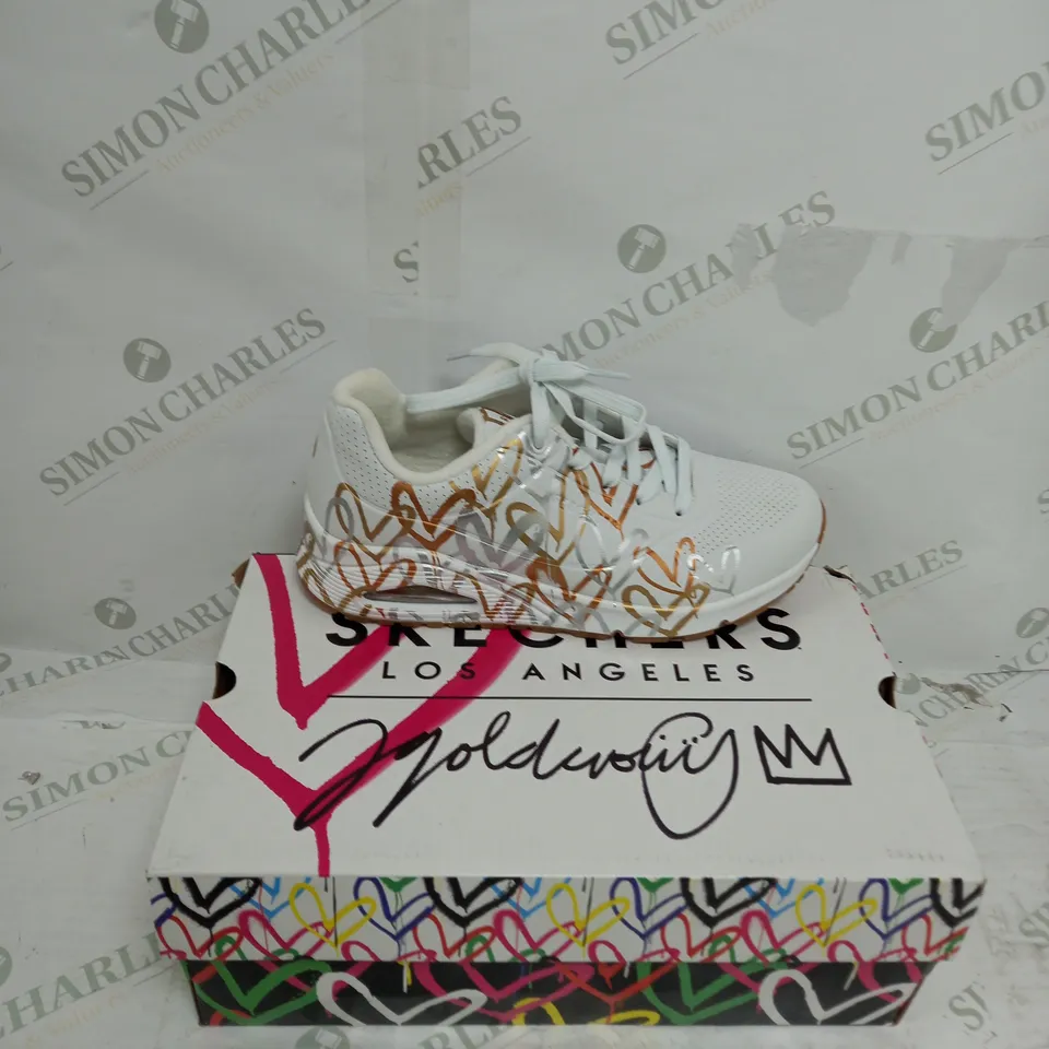 SKECHERS LOS ANGELES TRAINER SIZE 6 IN WHITE 