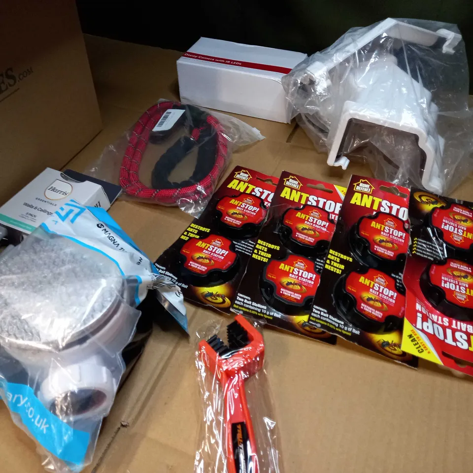 LOT OF APPROX 10 ASSORTED HOUSEHOLD/DIY RELATED ITEMS TO INCLUDE: ANT BAIT STATION, PAINT BRUSHES, DECOY CAMERA