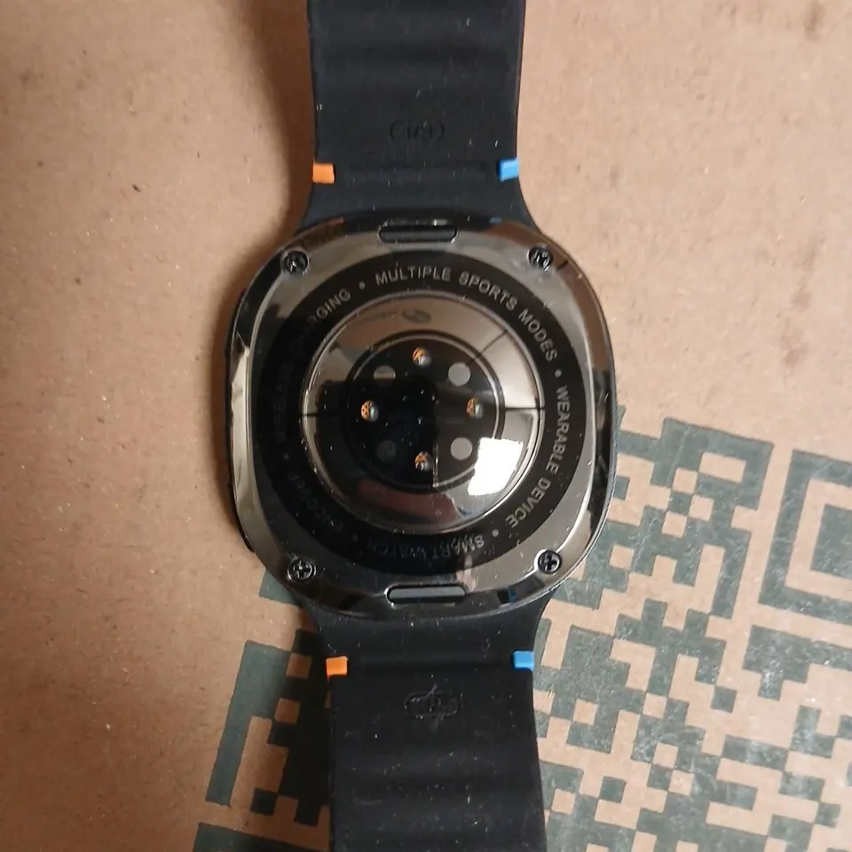 BLACK ROUND SMARTWATCH WITH SILICONE STRAP AND BLUE/ORANGE ACCENTS 