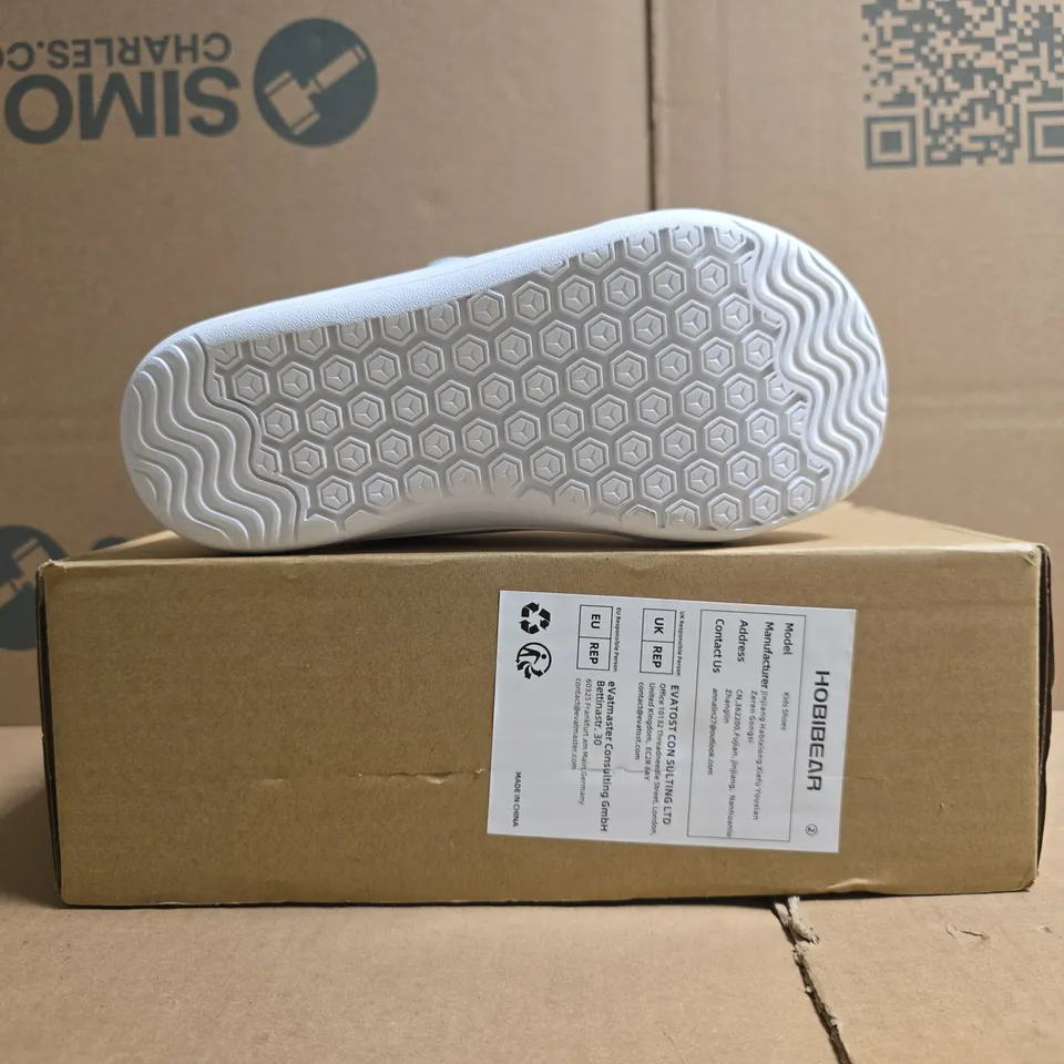 BOXED PAIR OF HOBIBEAR KID'S WIDE BAREFOOT SHOES IN WHITE SIZE EU 34