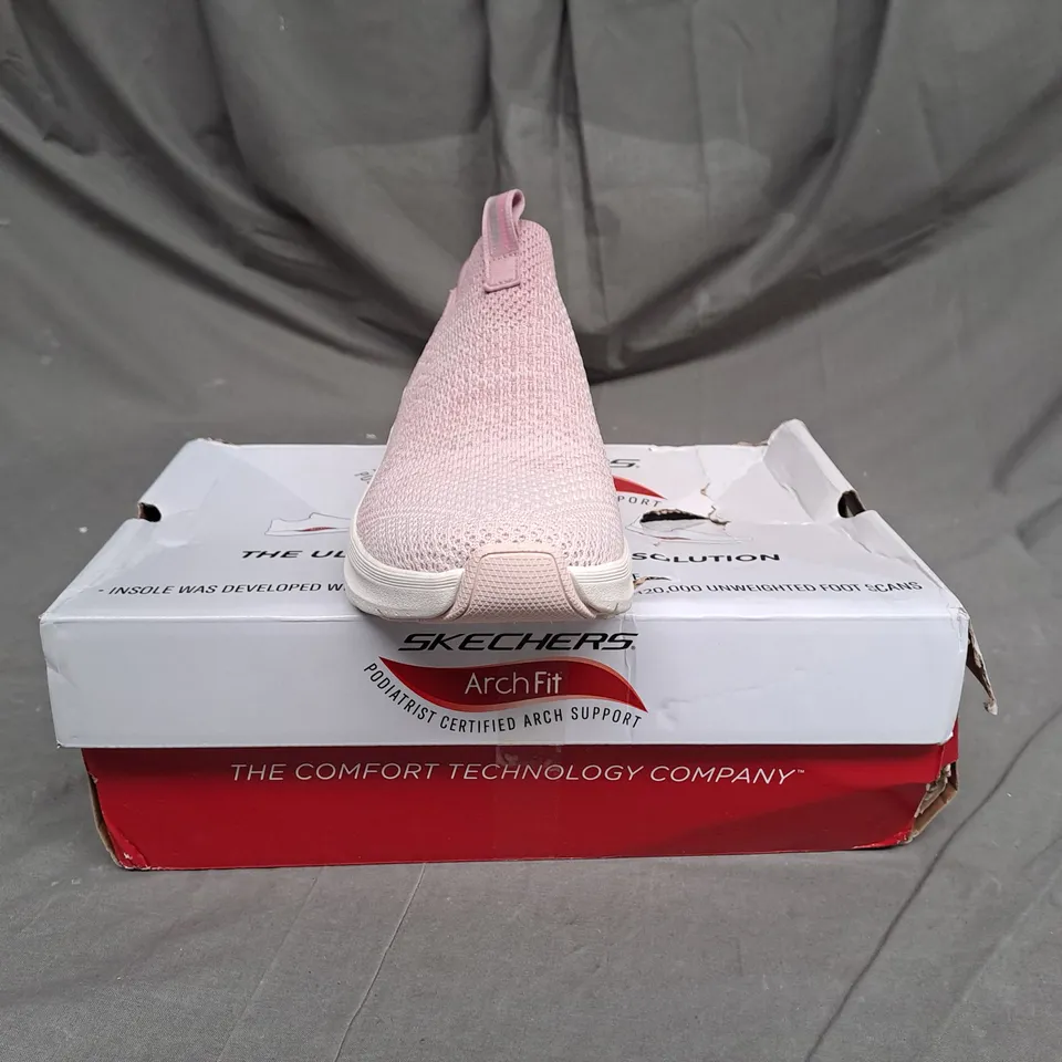 BOXED PAIR OF SKECHERS ARCH FIT WOMENS TRAINERS IN LIGHT PINK SIZE 5