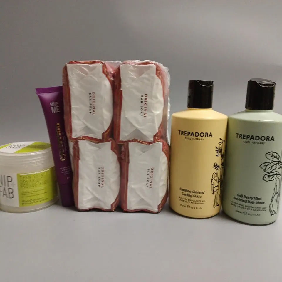 LOT OF APPROXIMATELY 20 COSMETICS ITEMS TO INCLUDE HAIR RINSE , RESCUE PADS , MOISTURISING CREAM, ETC