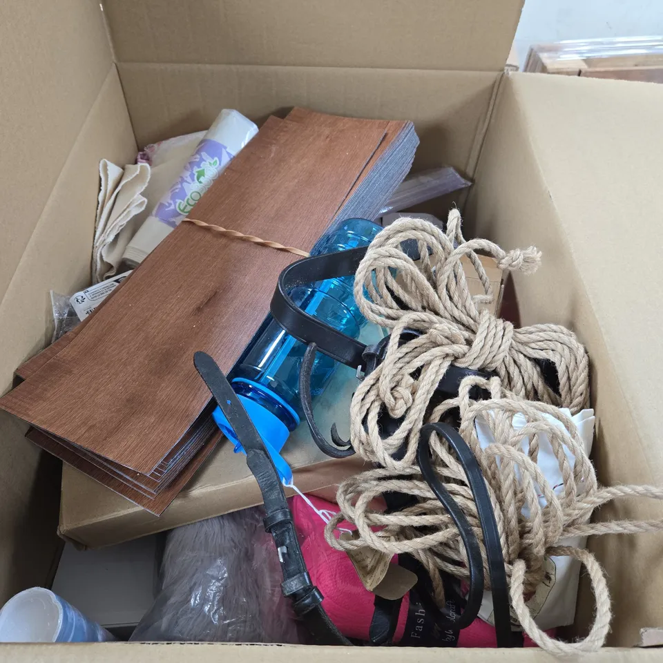 APPROXIMATELY 25 ASSORTED HOUSEHOLD PRODUCTS TO INCLUDE DRINKING BOTTLE, ROPE AND FLOORING - COLLECTION ONLY 