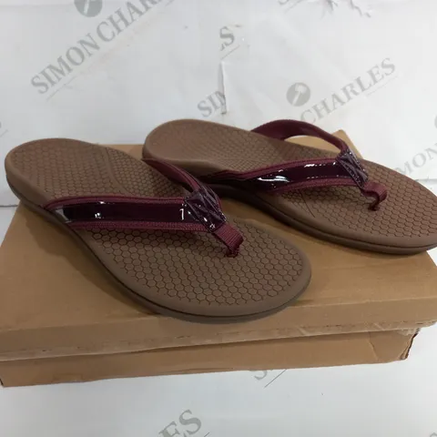 BOXED PAIR OF EVERHEALTH SIZE 7 SLIPPERS
