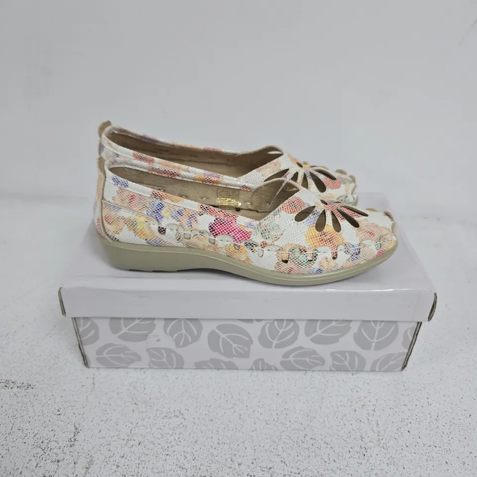BOXED PAIR OF SHOE TREE PALMA SHOES IN FLORAL MIX - SIZE 3