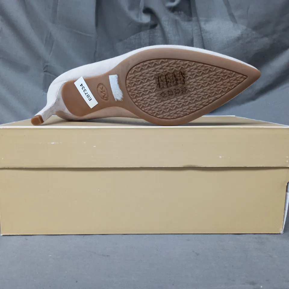 BOXED PAIR OF MICHAEL KORS POINTED TOE HEELS IN GREY SIZE 4.5