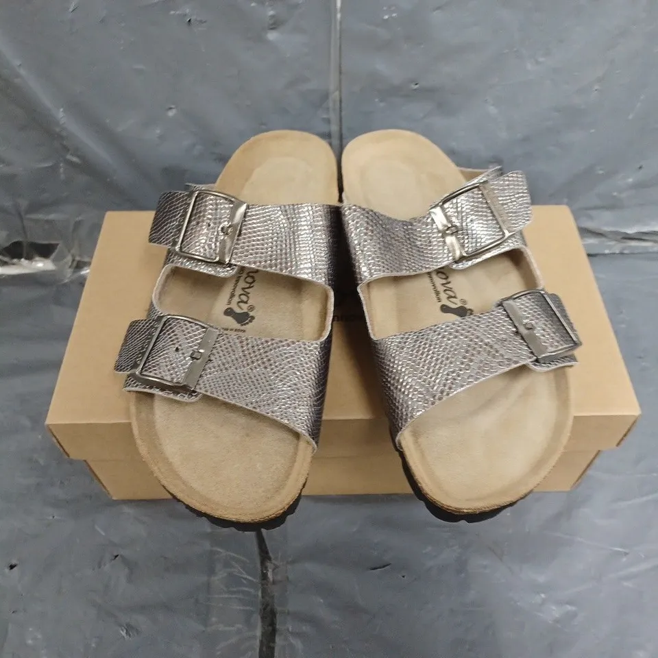 BOXED PAIR OF WOMENS BONOVA SANDALS SIZE 6
