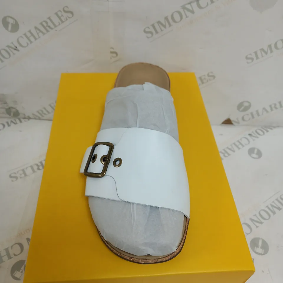 BOXED STRIVE PAROS IN WHITE SIZE 7 