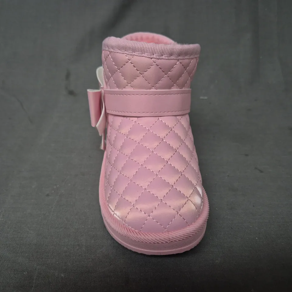 BOXED PAIR OF UNBRANDED KID'S SHOES IN PINK W. BOW DETAIL EU SIZE 25