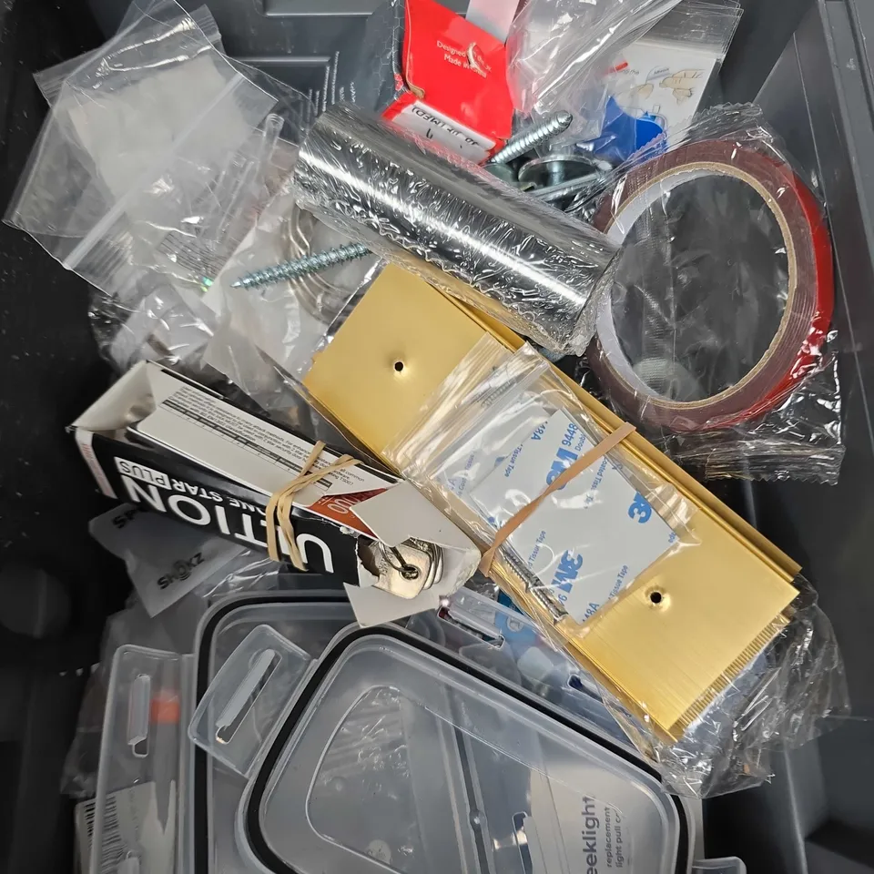 APPROXIMATELY 15 ASSORTED HOUSEHOLD ITEMS TO INCLUDE WATER FILTER, WIRE STRIPPER, CUTLERY ETC