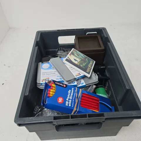TOTE OF APPROXIMATELY 12 ASSORTED ITEMS TO INCLUDE: DALER ROWNEY WATERCOLOUR SET