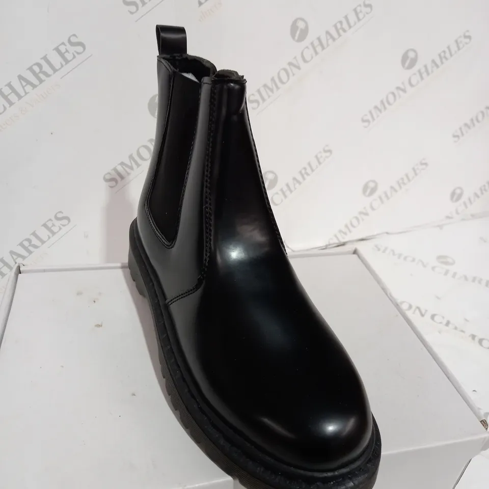 BOXED BLACK LEATHER BOOTS - SIZE UK 7