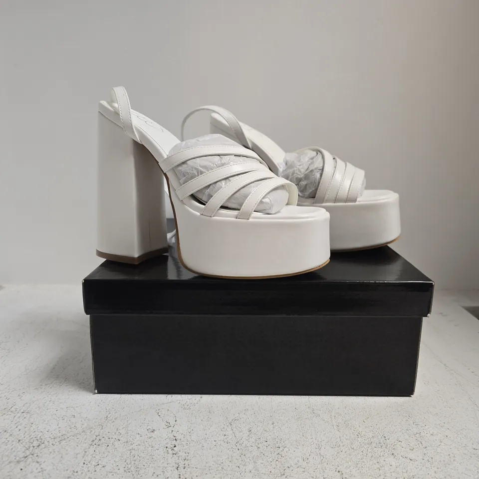 BOXED PAIR OF UNBRANDED OPEN TOE PLATFORM BLOCK HEEL STRAPPY SANDALS IN WHITE SIZE 5