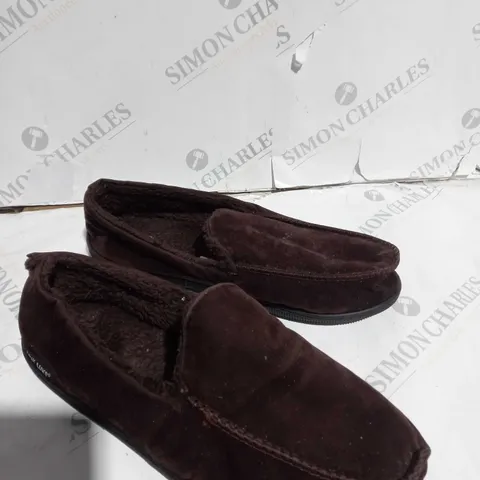 PAIR OF MUK LUKS MOCCASIN SLIPPERS IN BROWN SIZE MEDIUM