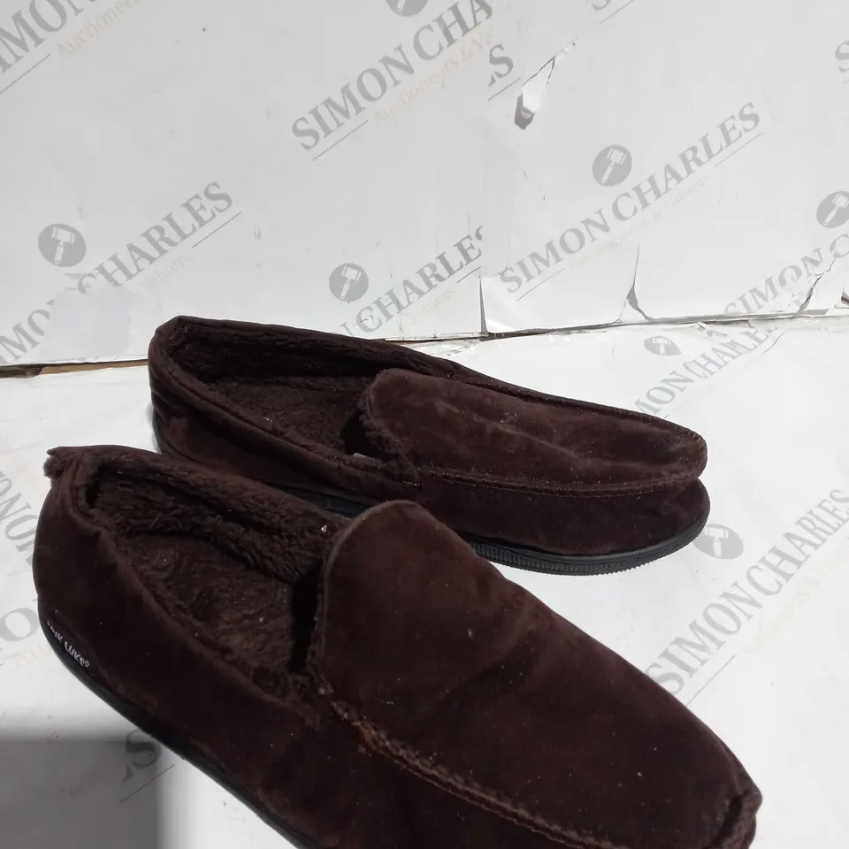 PAIR OF MUK LUKS MOCCASIN SLIPPERS IN BROWN SIZE MEDIUM