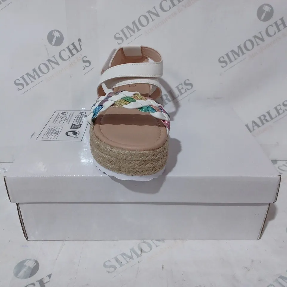 BOXED PAIR OF DESIGNER OPEN TOE PLATFORM SANDALS IN WHITE EU SIZE 32