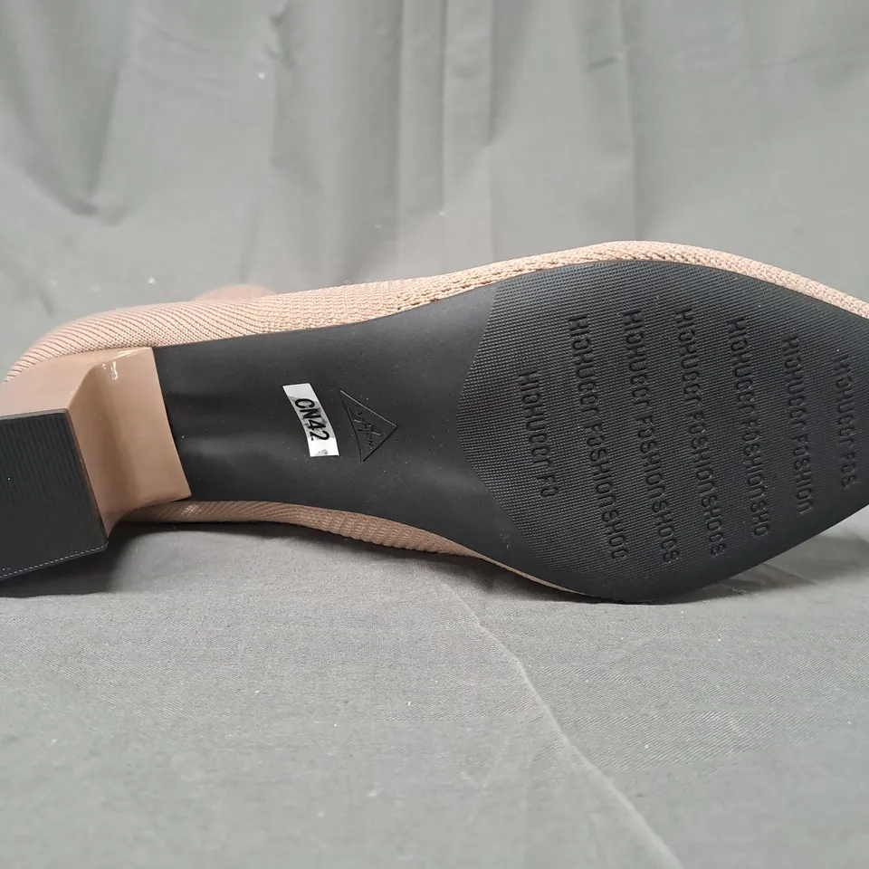 BOXED PAIR OF DESIGNER BLOCK HEEL SHOES IN TAN EU SIZE 42