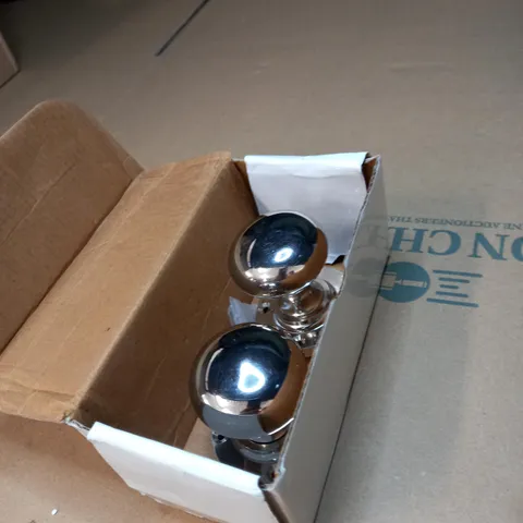 LOT OF 2 DOOR KNOBS