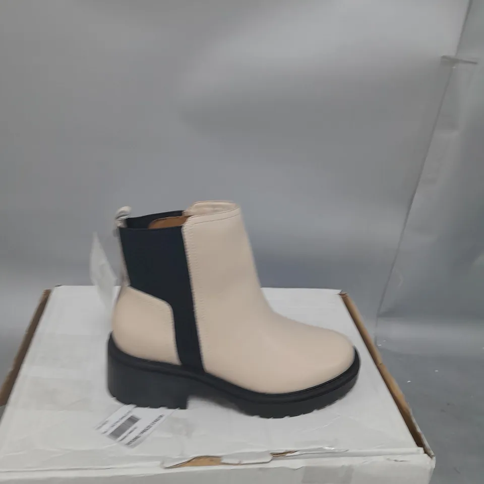 BOXED PAIR OF NATURALIZER JADYN ANKLE BOOTS IN PORCELAIN - UK SIZE 7