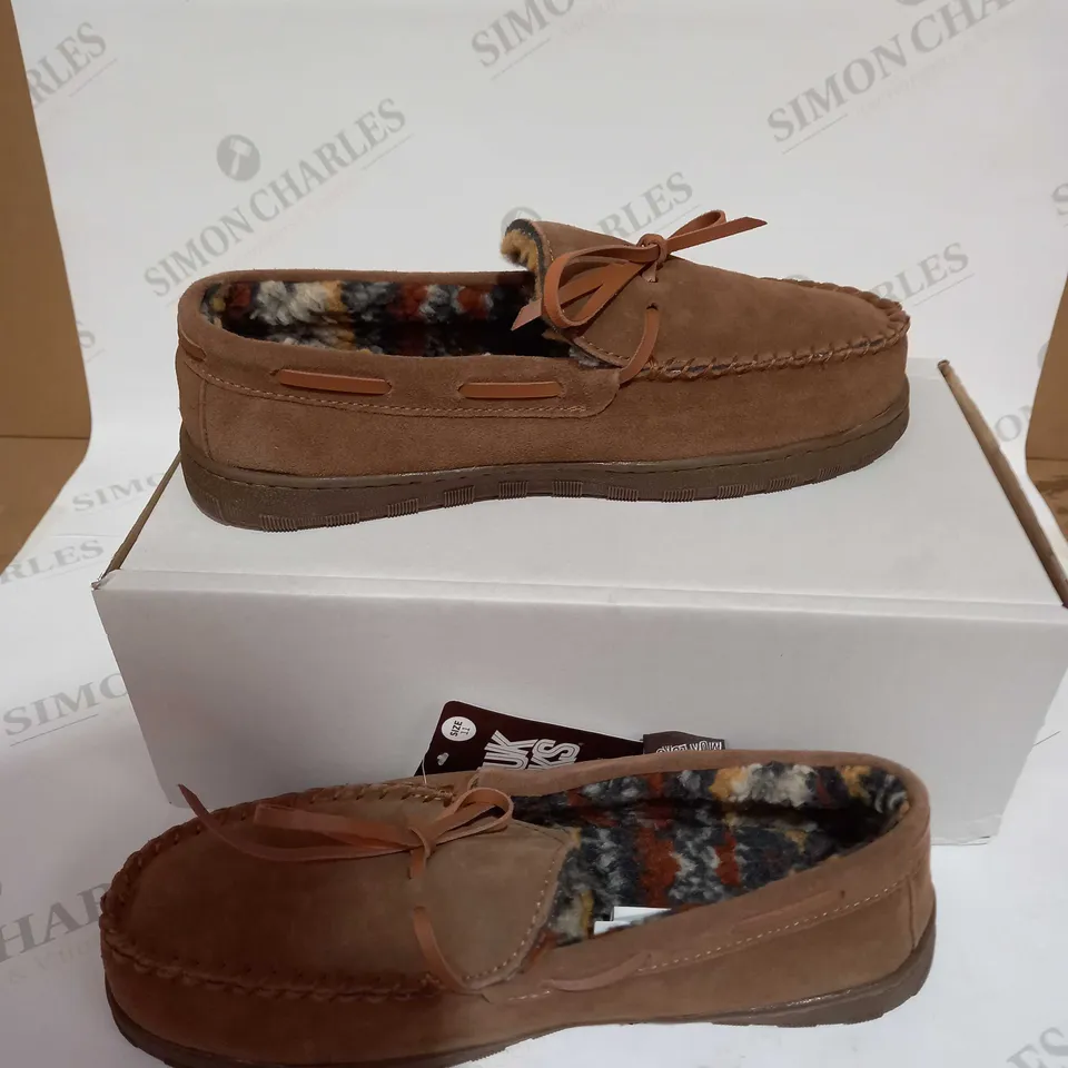 MUK LUKS MENS TAN SLIP ON SHOES - SIZE 10.5/11
