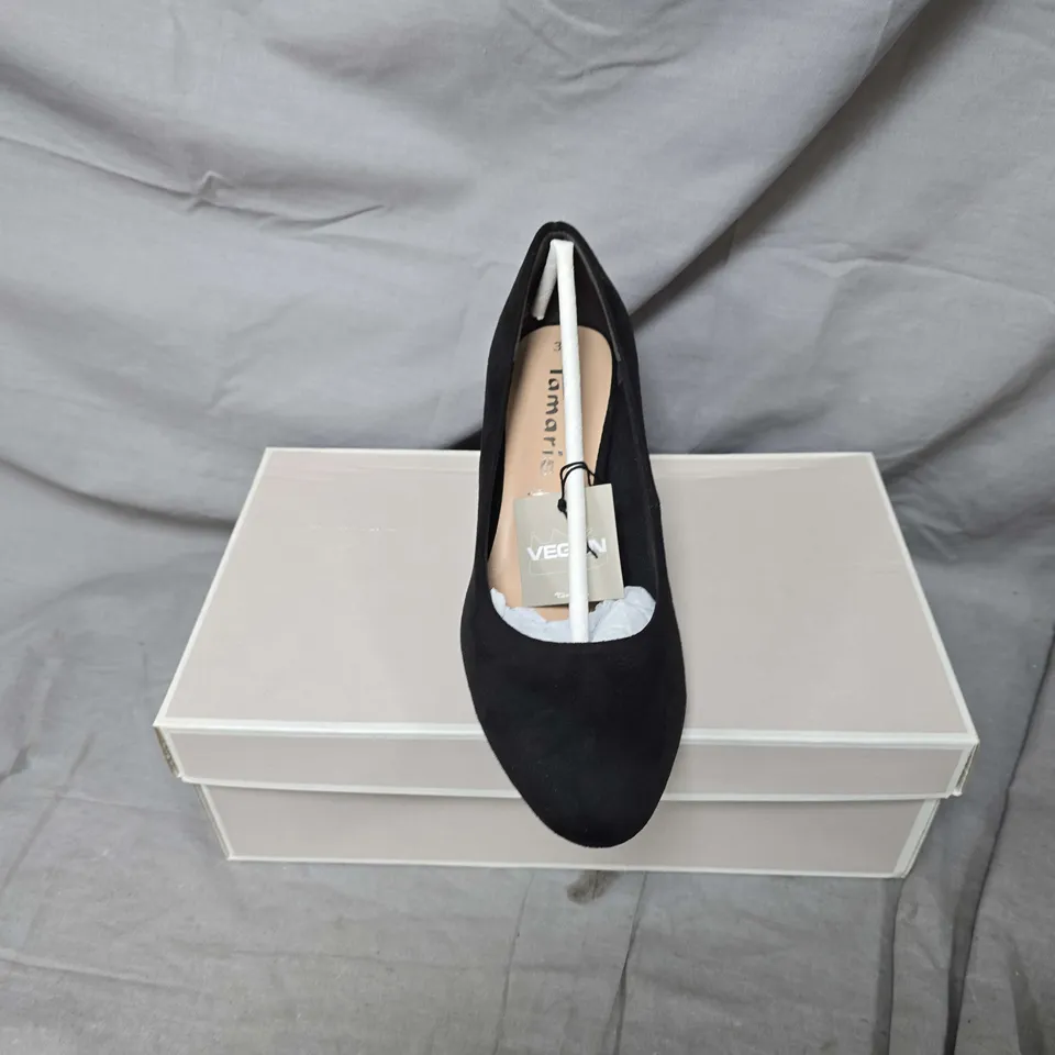 BOXED PAIR OF TAMARIS POINTED TOE HEELS IN BLACK - US 6.5