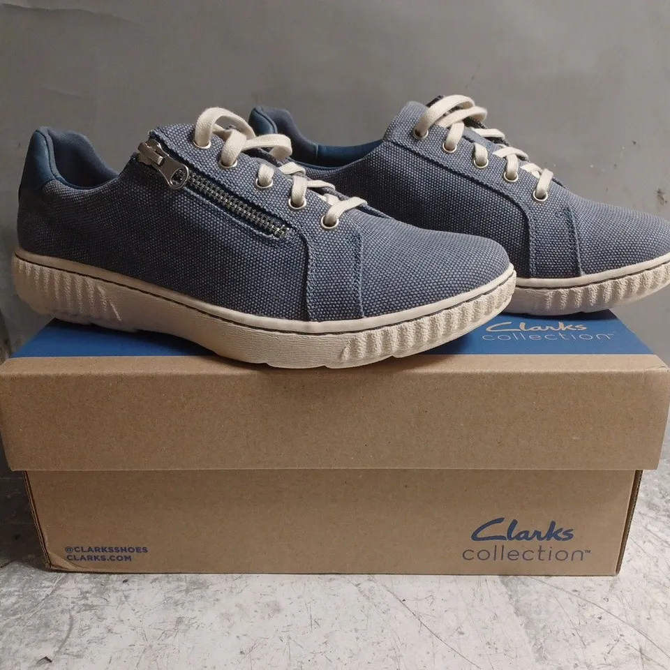 BOXED PAIR OF CLARKS CAROLINE ECHO SHOES IN DENIM SIZE UK 6.5