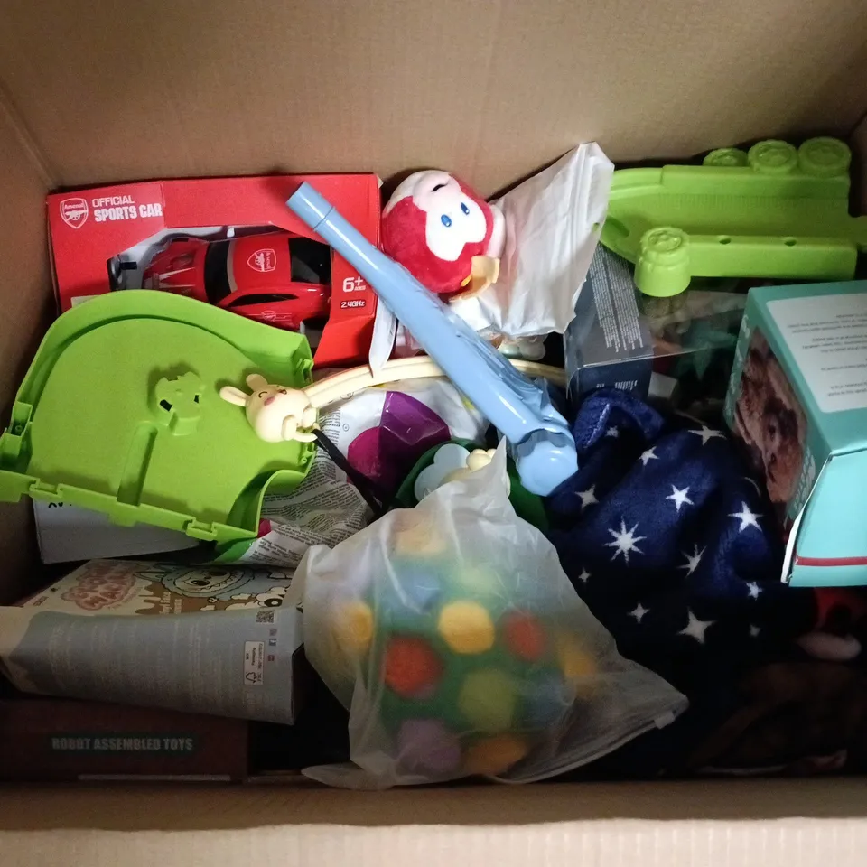 CHILDREN'S TOYS & GAMES LOT INCLUDING MONOPOLY, BUILD YOUR OWN DEN KIT, ART SET, PUZZLES AND PLUSH TOY