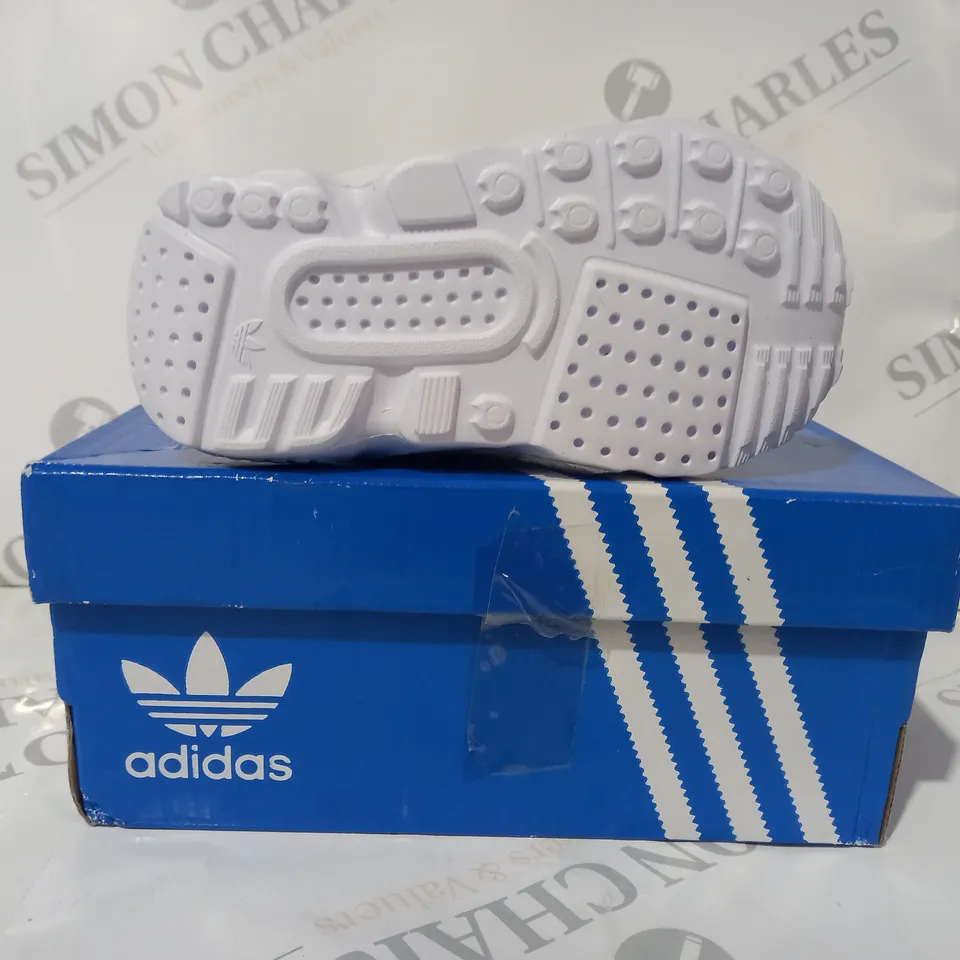 BOXED PAIR OF ADIDAS ZX 22 EL I KIDS SHOES IN WHITE UK SIZE 3