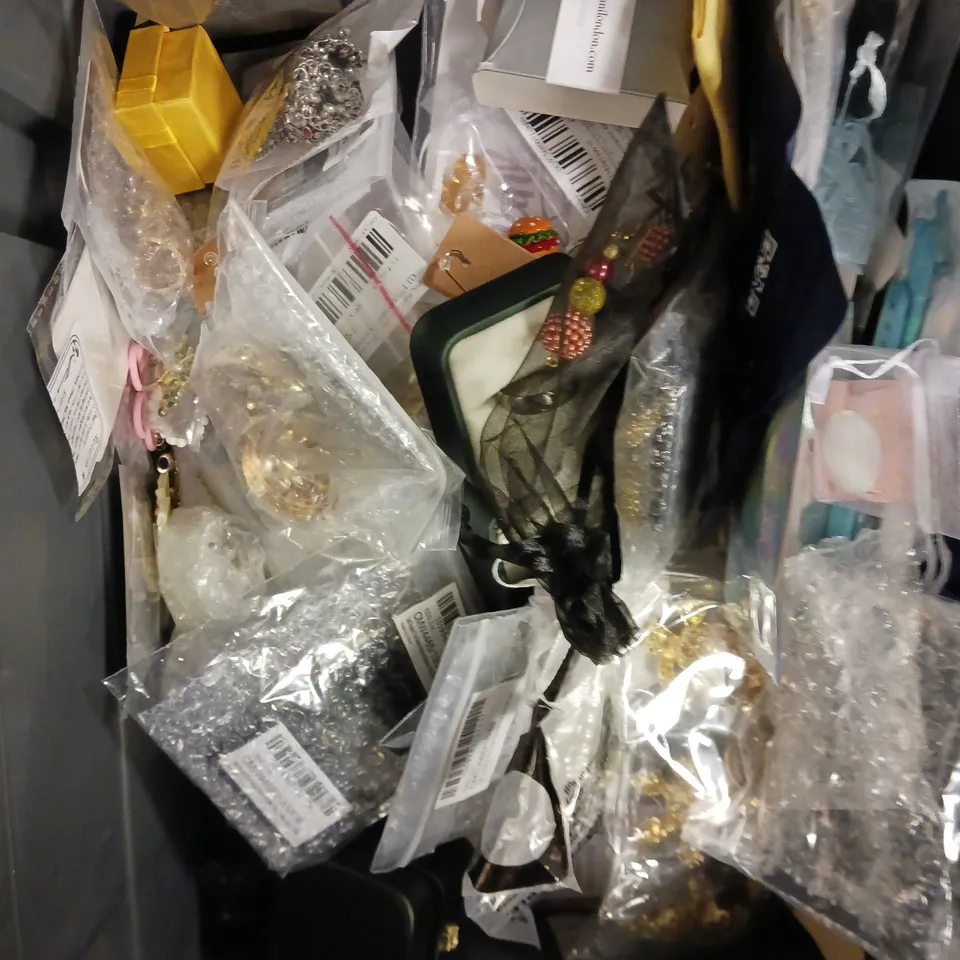 APPROXIMATELY 30 ASSORTED JEWELLERY PRODUCTS TO INCLUDE RINGS, NECKLACES, BRACELETS ETC