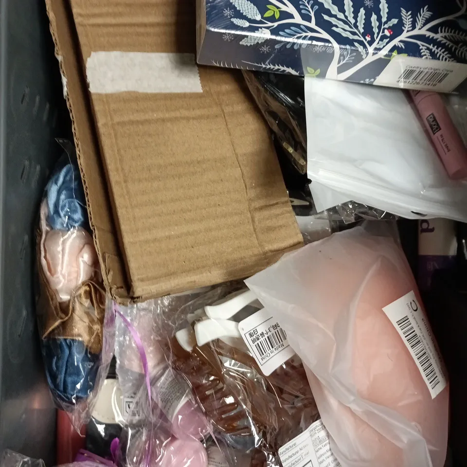 APPROXIMATELY 10 ASSORTED HEALTH & BEAUTY PRODUCTS TO INCLUDE ELVIVE SHAMPOO, ONE BLADE REPLACEMENT BLADES, HISMILE COLOUR CORRECTOR SERUM ETC