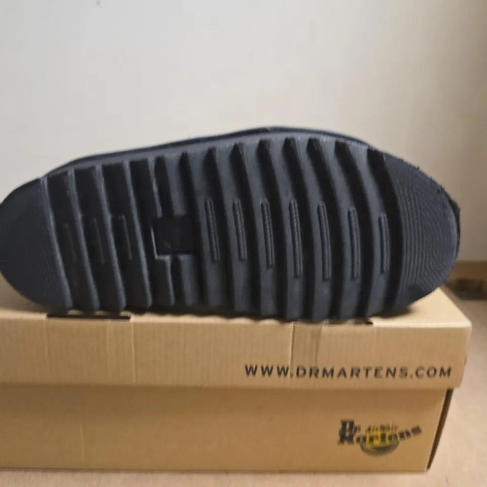 BOXED PAIR PF DR. MARTENS BLAIRE QUAD WHITE SANDALS – UK 6 (EU 39)