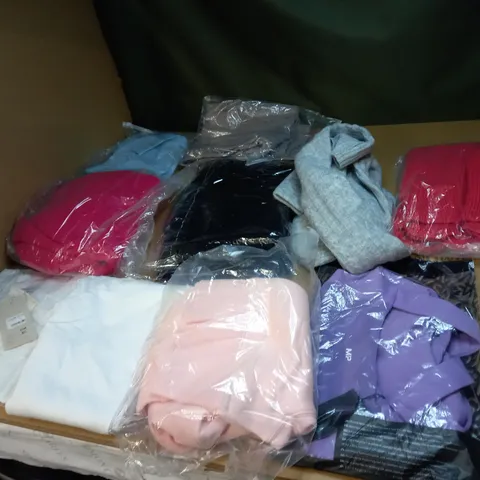 LOT OF APPROX 20 ASSORTED CLOTHING ITEMS TO INCLUDE JUMPERS, JEANS AND T-SHIRTS