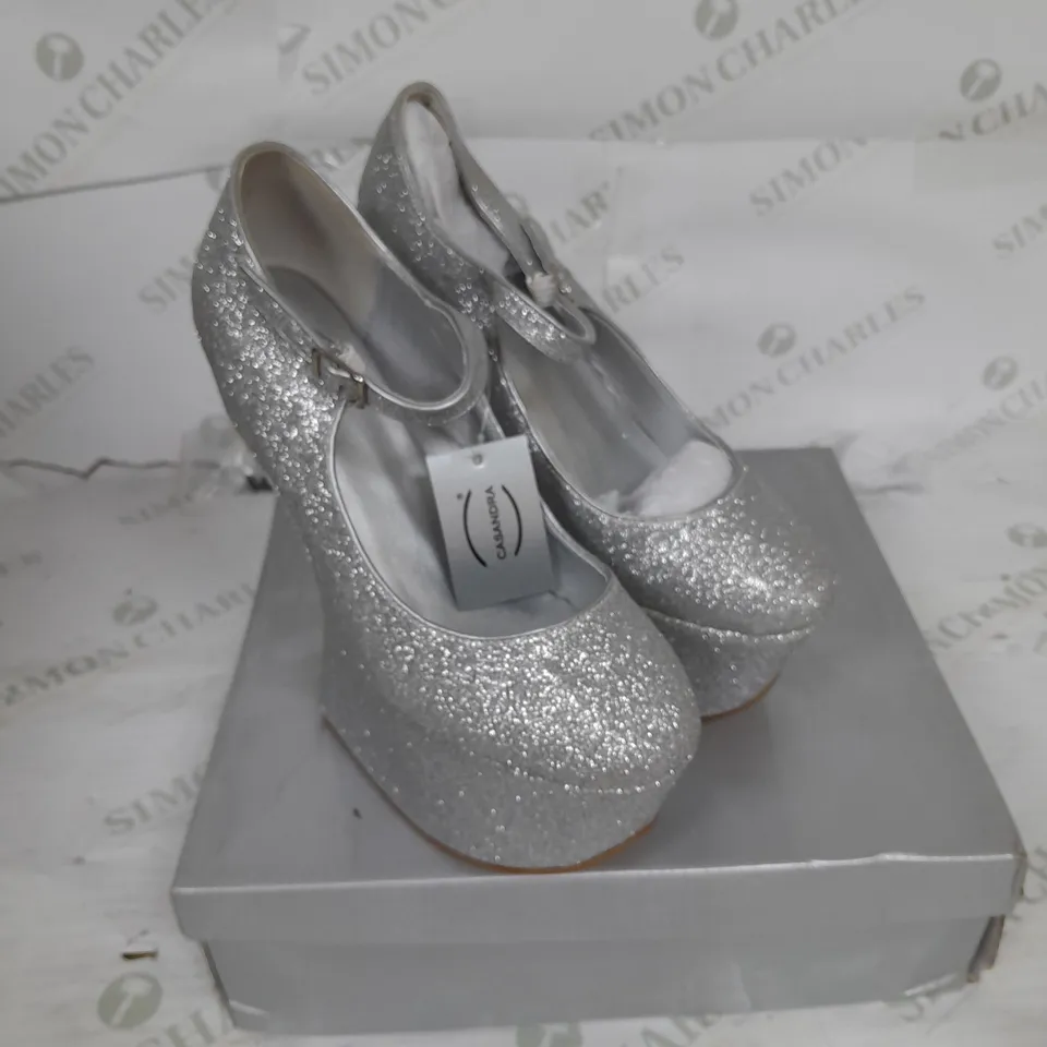 BOXED PAIR OF CASANDRA PLATFORM STRAP SHOE IN SILVER GLITTER SIZE 4