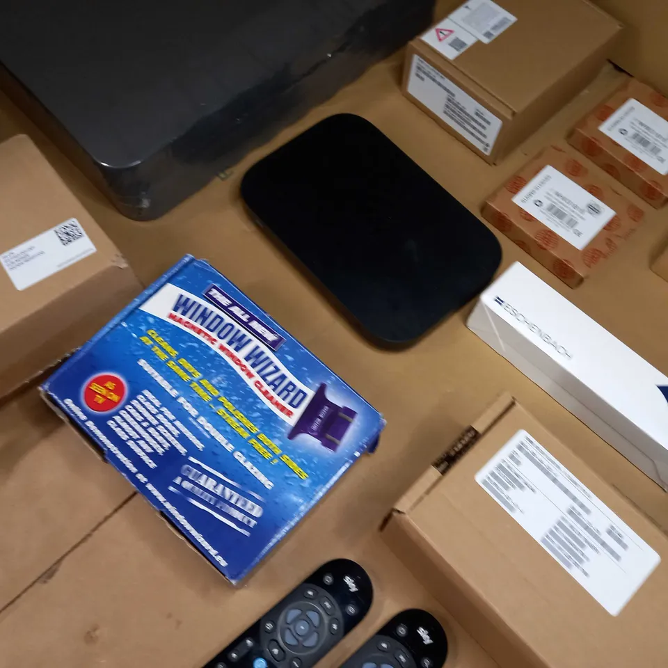 LARGE BOX OF APPROXIMATELY 20 ASSORTED HOUSEHOLD ITEMS TO INCLUDE: ASSORTED BOXED ITEMS, FOAM BLOCK, SKY BOX
