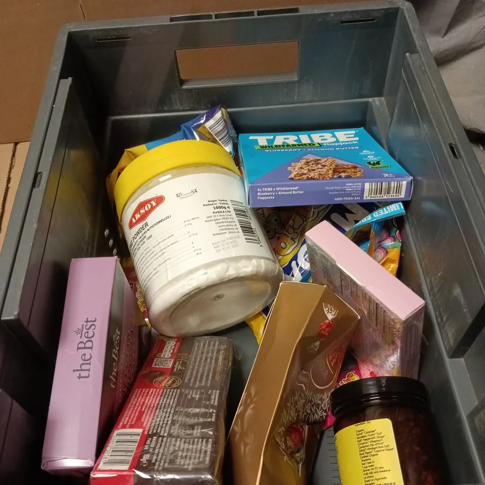APPROXIMATELY 12 ASSORTED FOOD ITEMS INCLUDING AKSOY BAKING POWDER AND TRIBE FLAPJACK 