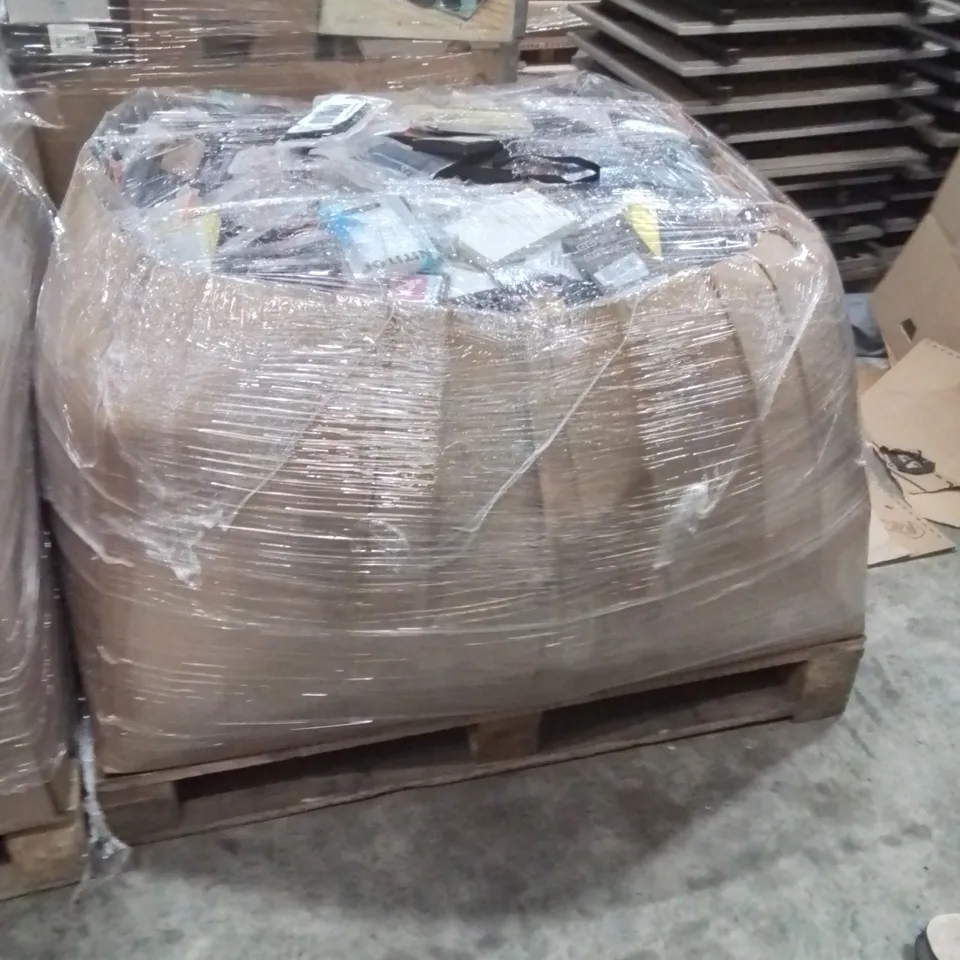 PALLET CONTAINING A LARGE QUANTITY OF PHONE CASES 