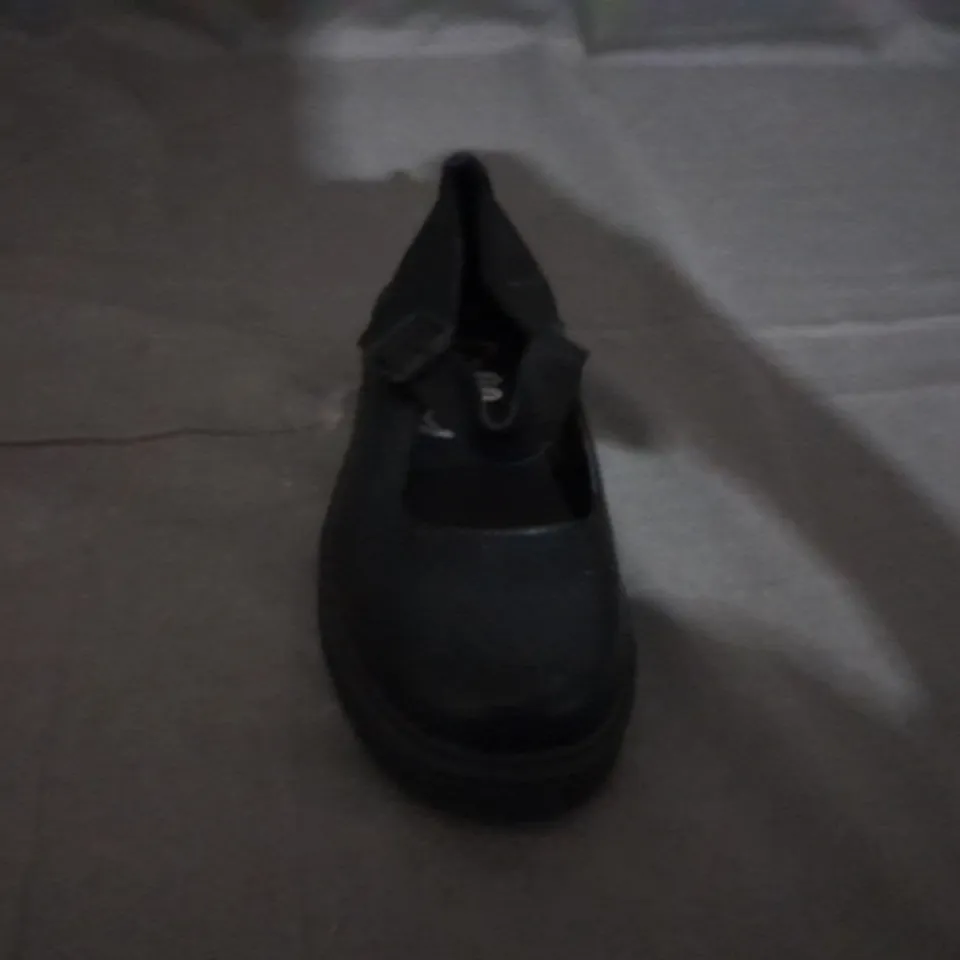 APPROXIMATELY 10 PAIRS OF KIDS FLAT MARY JANE SHOES SIZE 1  