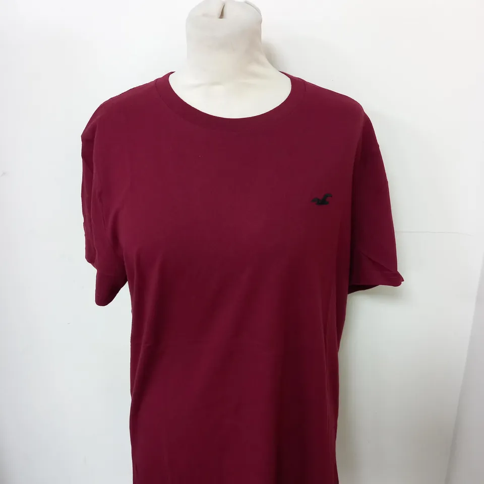 HOLLISTER CASUAL LOGO T-SHIRT IN BURGUNDY SIZE M
