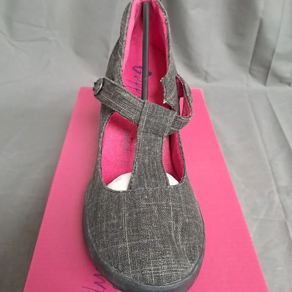 BOX OF APPROXIMATELY 12 PAIRS OF BLACK GUPPY LOVE WEDGE SHOES IN VARIOUS SIZES 