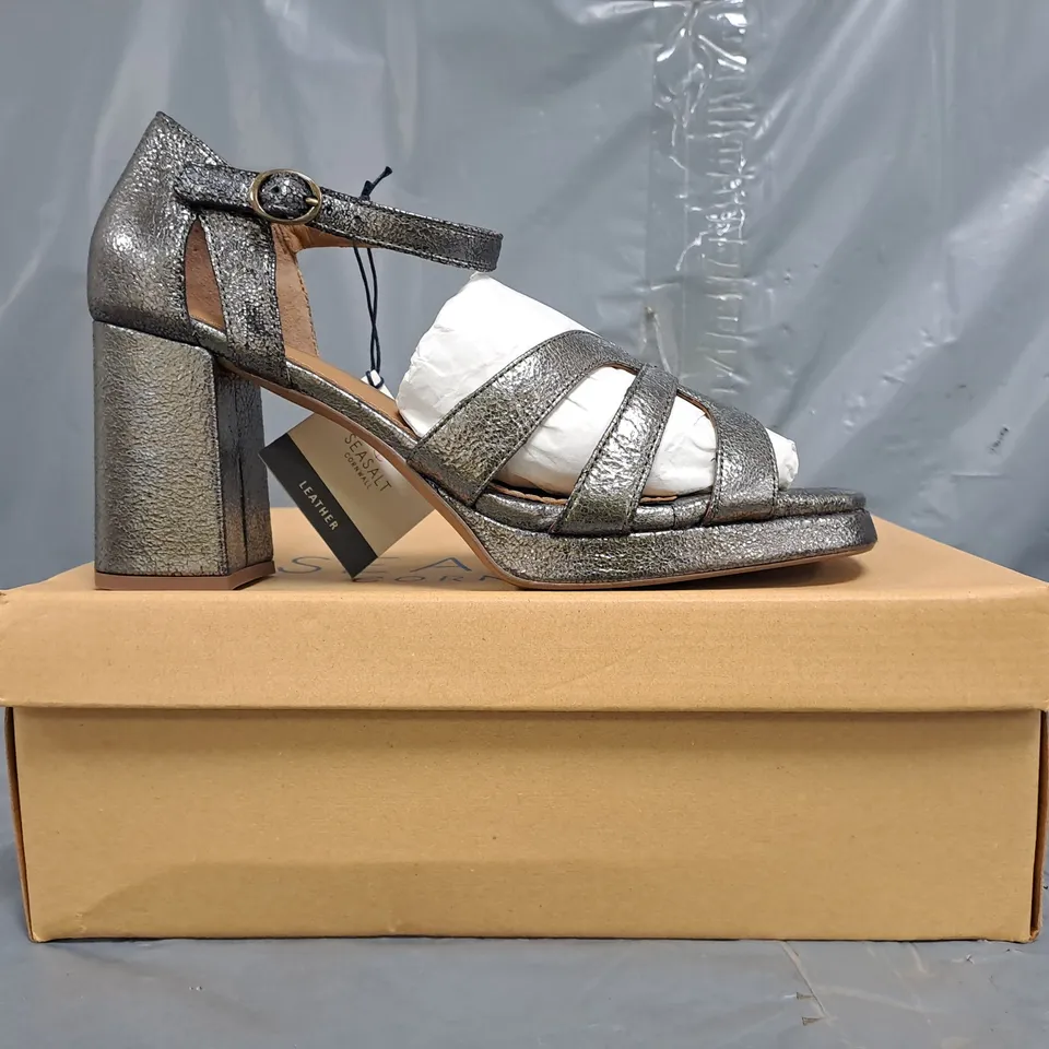 BOXED PAIR OF SEASALT CORNWALL OPEN TOE HIGH BLOCK HEEL SANDALS IN ANTIQUE BRONZE SIZE UK 7.5