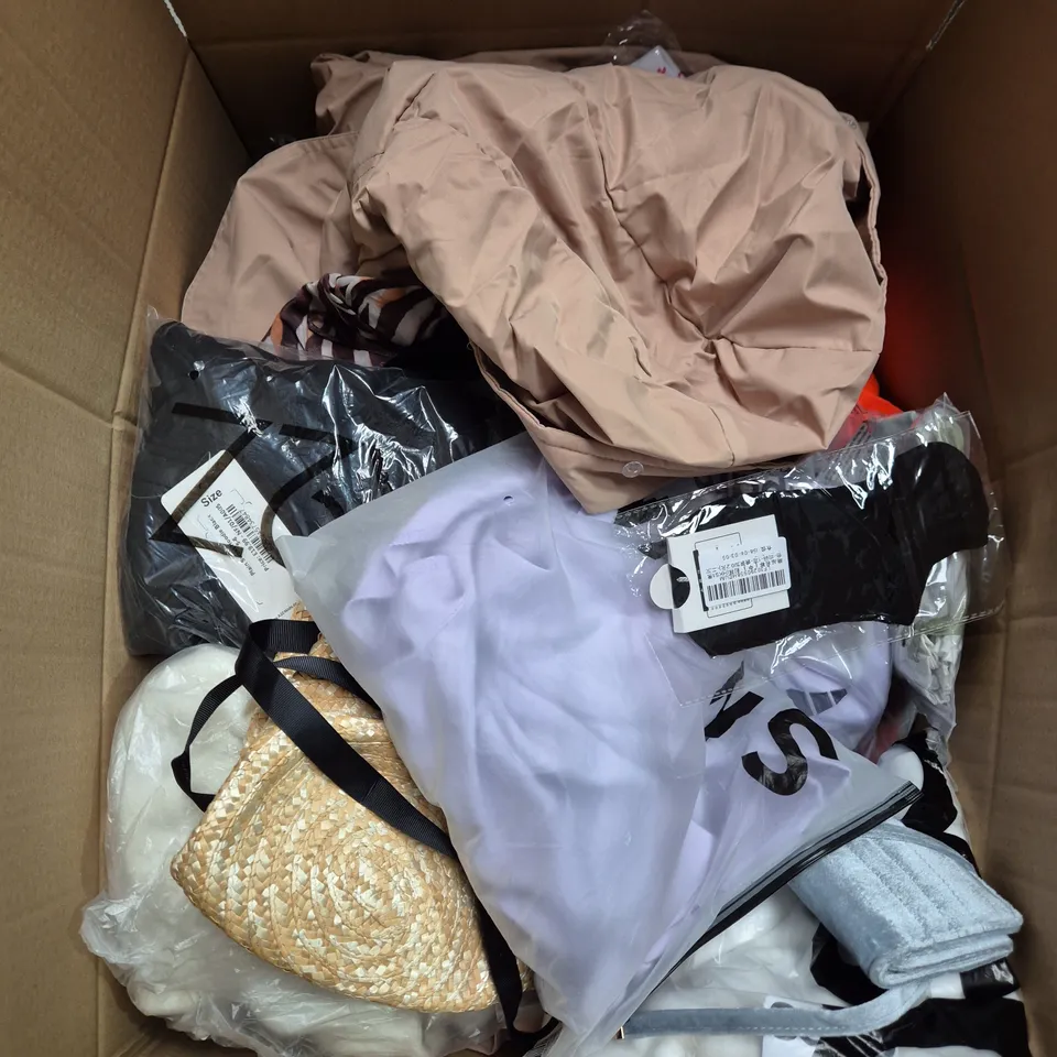 BOX OF APPROXIMATELY 20 ASSORTED CLOTHING ITEMS TO INCLUDE HOODIE, TOPS, JACKET, ETC
