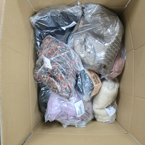 BOX OF APPROXIMATELY 20 ASSORTED CLOTHING ITEMS TO INCLUDE: MUK LUKS FLEECE LEGGINGS