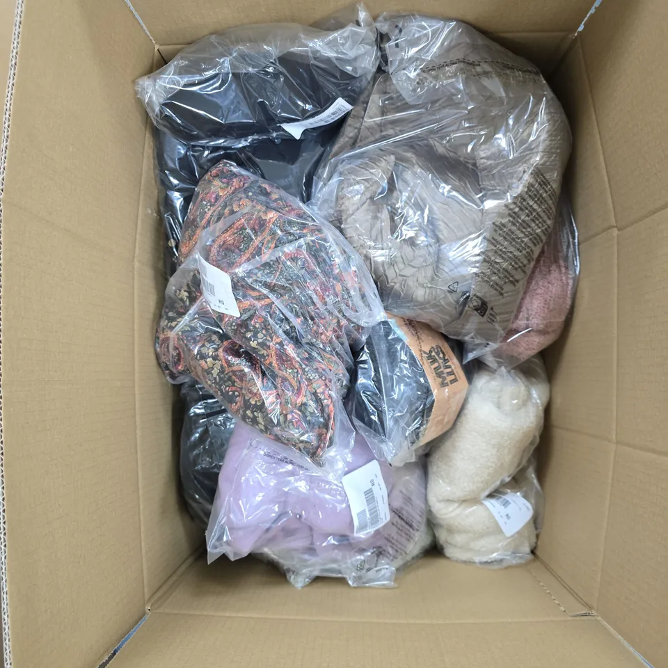 BOX OF APPROXIMATELY 20 ASSORTED CLOTHING ITEMS TO INCLUDE: MUK LUKS FLEECE LEGGINGS