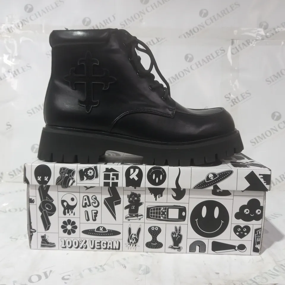 BRAND NEW BOXED PAIR OF KOI VEGAN LEATHER MORAL ALLIANCES MEN'S CROSS BOOTS IN BLACK UK SIZE 11